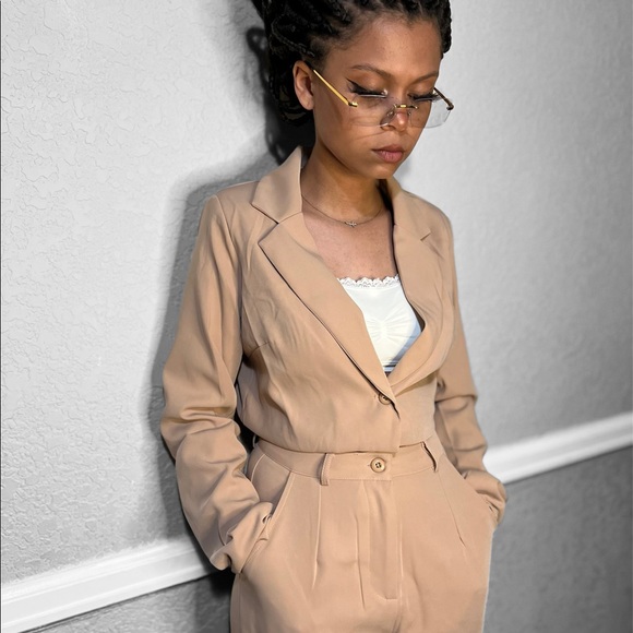 2 Piece Cropped Blazer and Pants Set!!!!🥰 - Picture 7 of 7